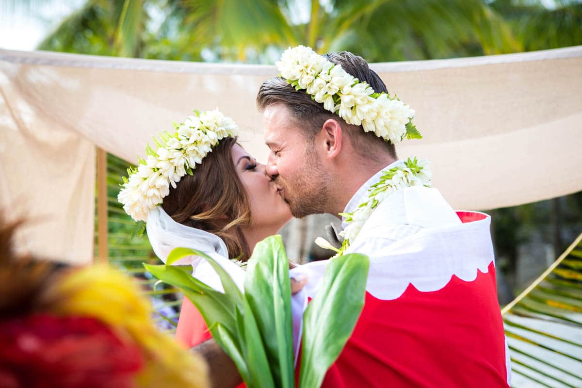 kissing during Polynesian wedding ceremony