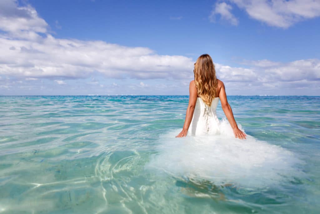 Trash the dress in the lagoon of Bora Bora