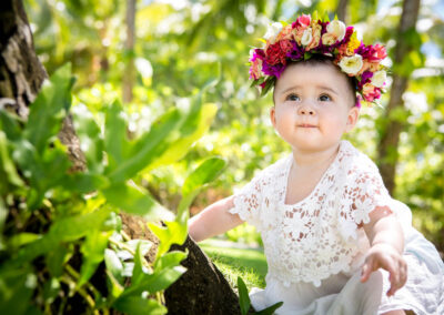 photo d'un bébé avec une couronne de fleurs